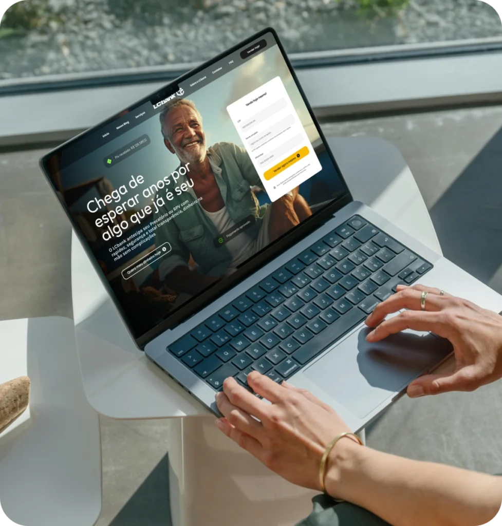 Mulher usando laptop LCbank para antecipar precatórios e RPV. "Chega de esperar anos por algo que já é seu.