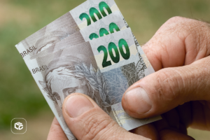 Mão segurando notas de 200 reais do Brasil