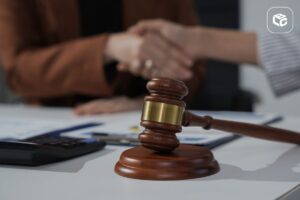 Martelo de juiz e aperto de mãos simbolizando acordo legal