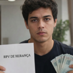 Homem segura papel "RPV DE HERANÇA" e notas de R$ 100
